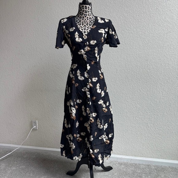 Caroline Wells Dresses & Skirts - Caroline Wells Collection Rayon Floral Maxi Dress